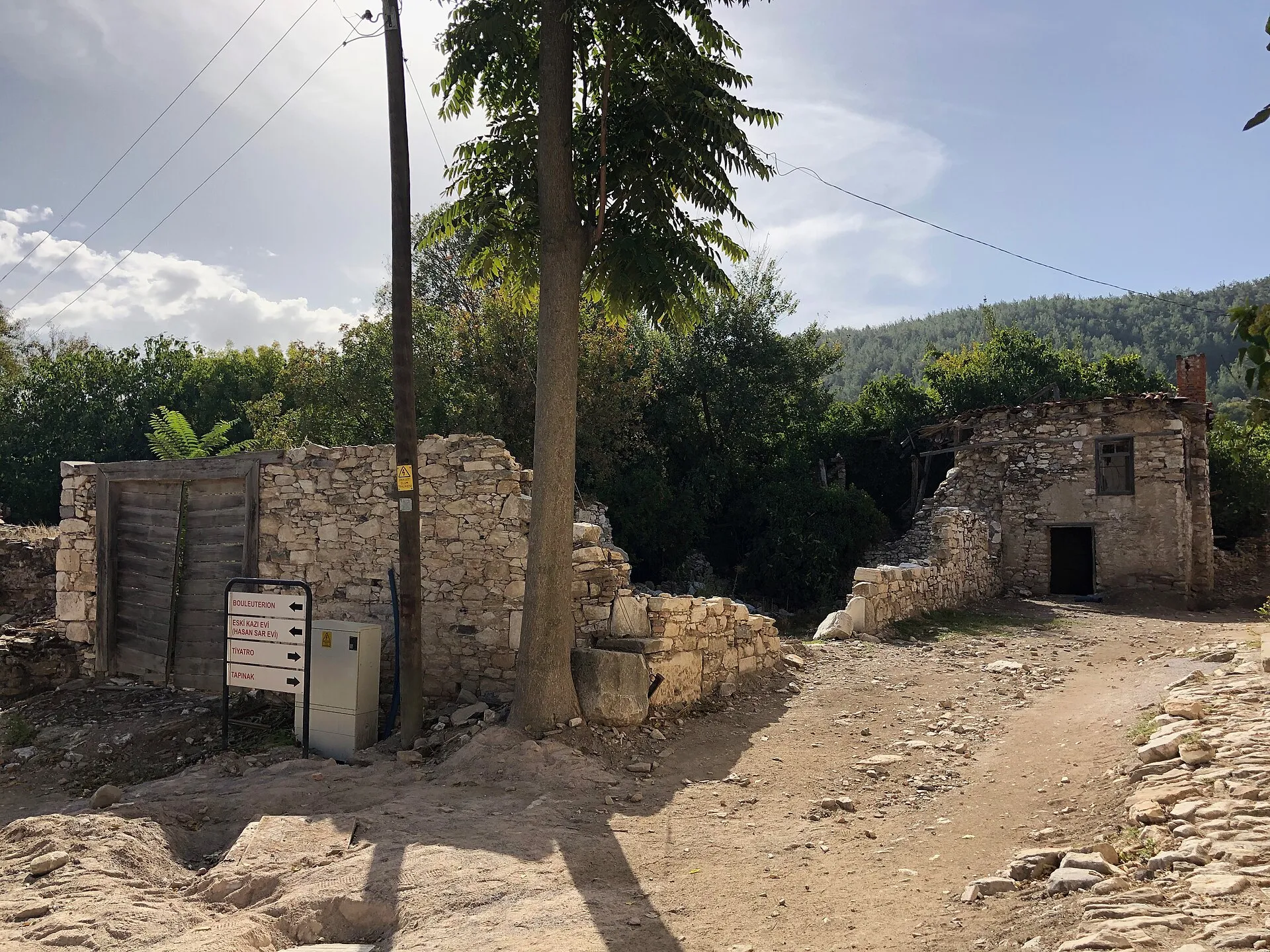 Стратоникея (Stratonikeia) — древен град в Кария, близо до Ятаган